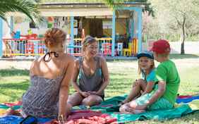 Treffpunkt für die vamos Kinderbetreuung ist das bunte Kinderhaus im Garten. - Foto: Heiko Wolter